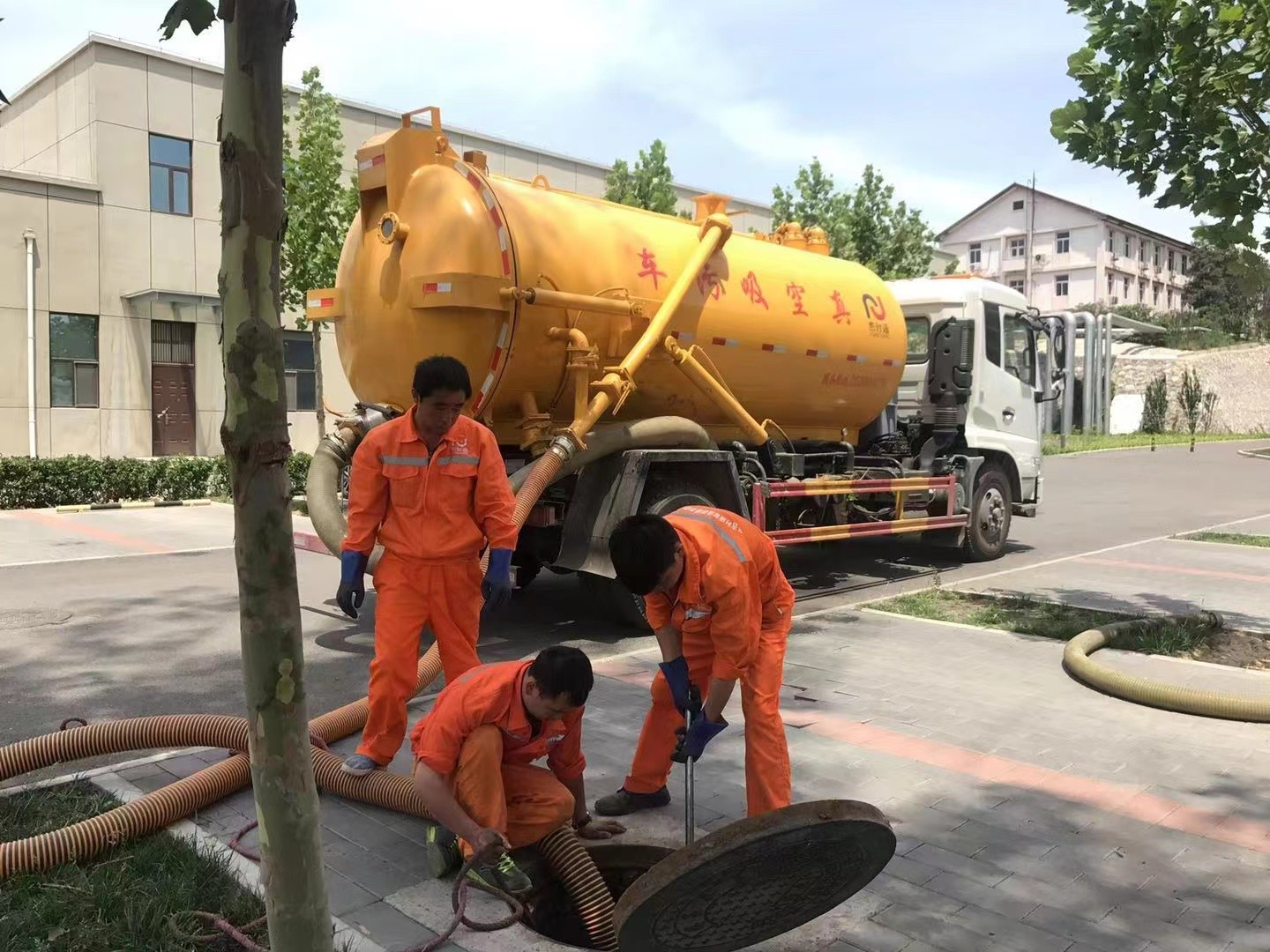 宜秀管道疏通车停在窨井附近