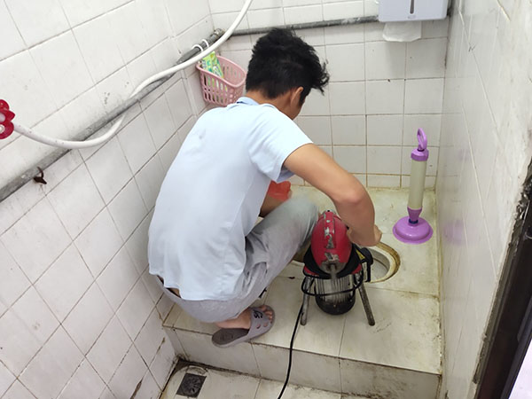 宜秀管道堵塞冒臭气 专业师傅现场解决问题